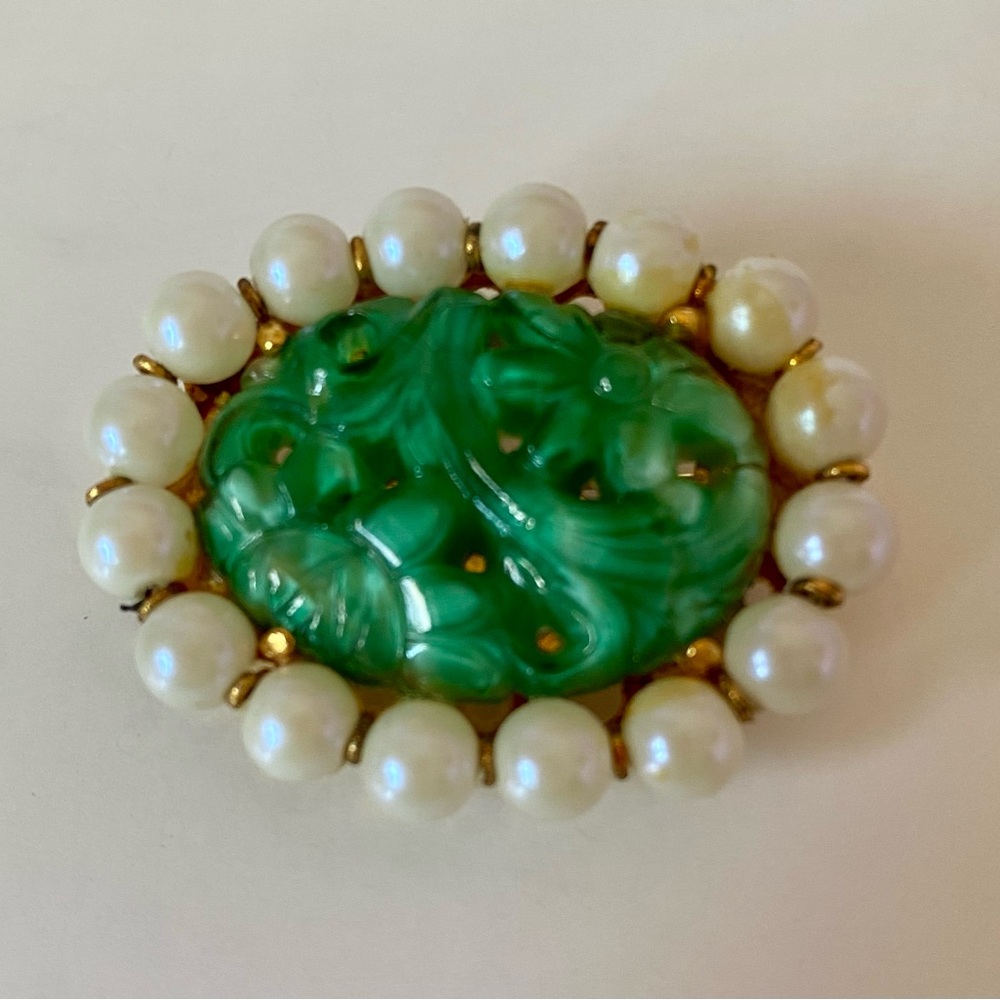 Vintage 60’Oval Carved Peking Jade Glass with Faux Pearls Brooch